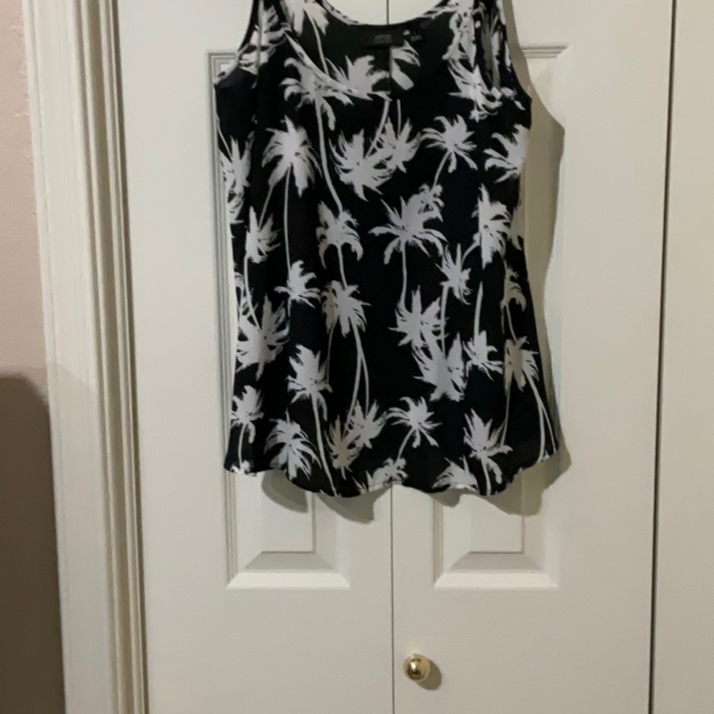Apt. 9 Black and White Palm Tree Top